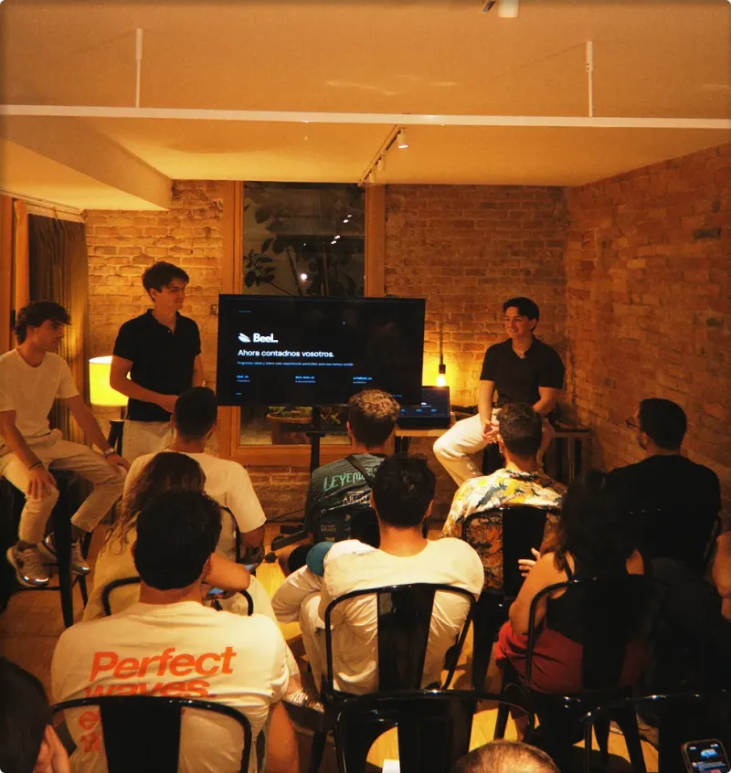 Gente en un evento de No Lazy People