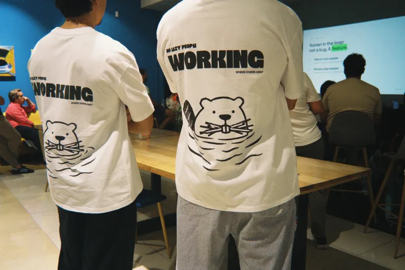 Dos Doers con camisetas de la comunidad en el evento de Madrid