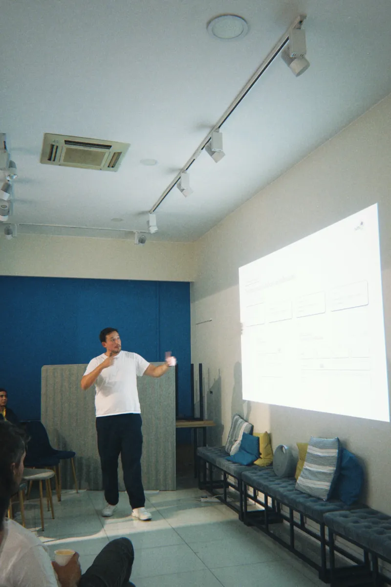 Un ponente explicando su proyecto en el evento de Madrid